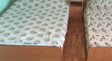 Фото номера Трехместный номер с балконом Гостевой дом Belyy Lebed г. Лоо 4