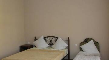 Фото номера Четырехместный номер Гостиница Guest house Kilikiya г. Лоо 4