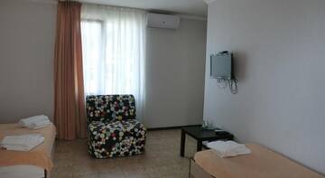 Фото номера Стандартный трехместный номер Гостевой дом Анжелика Альбатрос г. Лоо 5