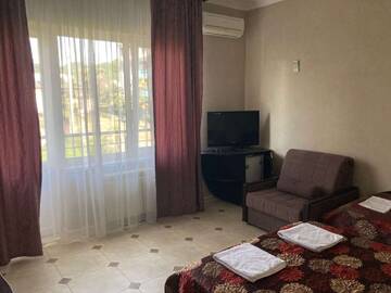 Фото номера Трёхместный номер с доп. креслом и балконом Отель Атлантик г. Лоо 2