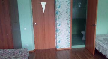 Фото номера Трехместный номер с балконом Гостевой дом Guesthouse Gus-Khrustalnyy г. Лоо 2
