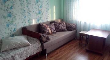 Фото номера Трехместный номер с балконом Гостевой дом Guesthouse Gus-Khrustalnyy г. Лоо 3