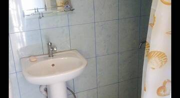 Фото номера Семейный номер с ванной комнатой Гостиница У Михалыча г. Лоо 5