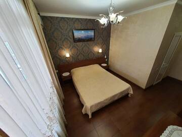 Фото номера Номер Делюкс с кроватью размера «king-size» Гостевой дом Райский Уголок г. Лоо 2
