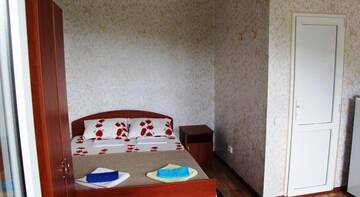 Фото номера Стандартный трехместный номер Гостиница Гостевой Дом Простор г. Лоо 10
