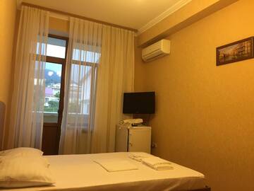 Фото номера Трехместный номер с балконом Гостиница Guest House Brizas г. Лоо 2