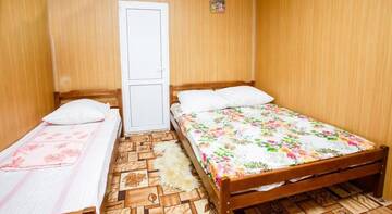 Фото номера Улучшенный двухместный номер с 1 кроватью или 2 отдельными кроватями Гостиница Vesna г. Лоо 3