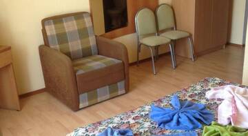 Фото номера Стандартный трехместный номер Гостевой дом Уютный Причал г. Лоо 3