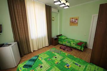 Фото номера Трехместный номер эконом-класса Гостевой дом Белый дом г. Лоо 2